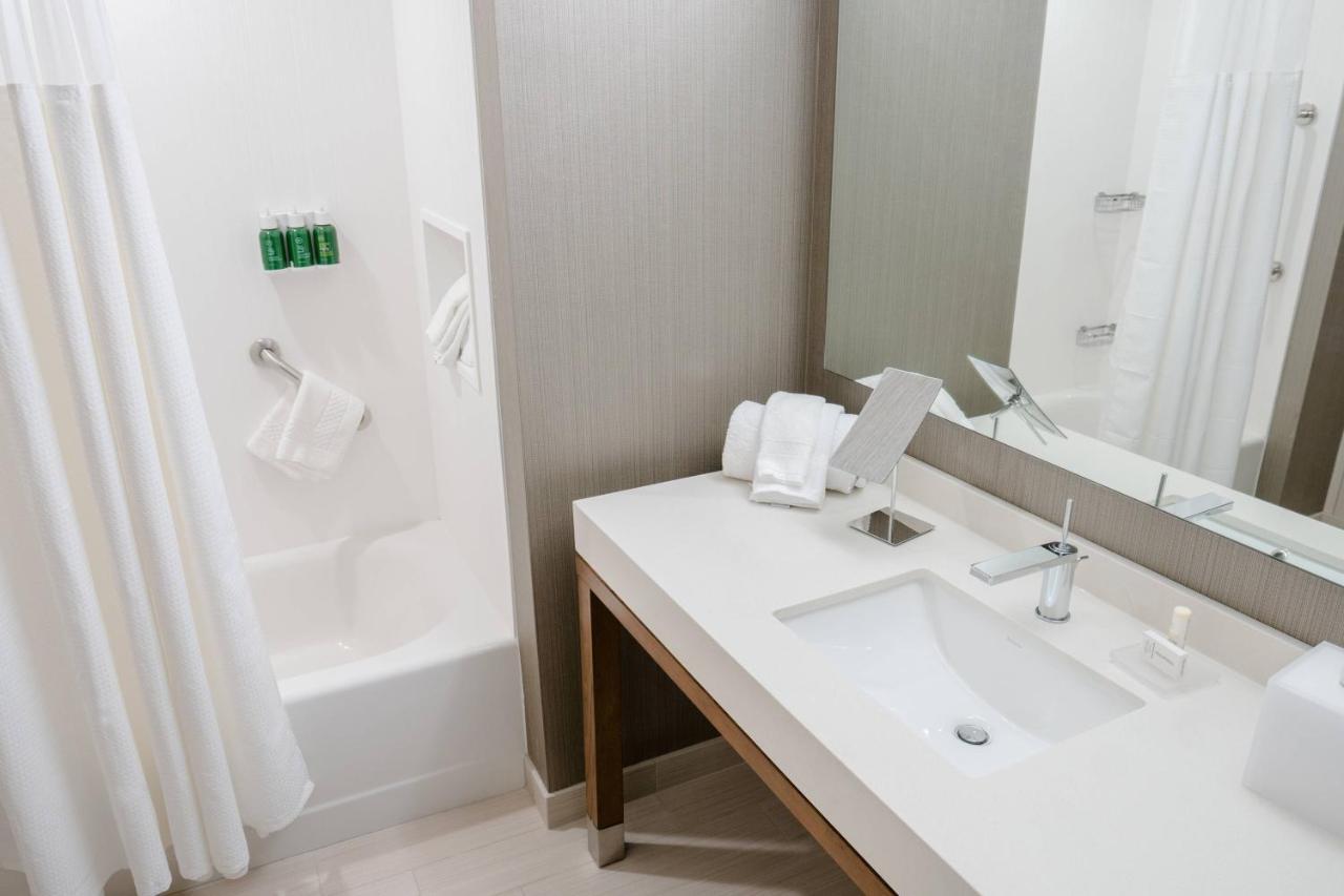 Отель Courtyard By Marriott Фарго Экстерьер фото